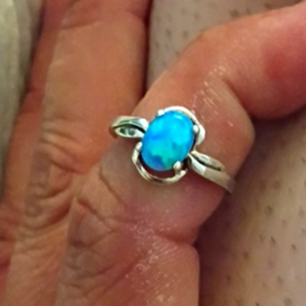 Vintage vibrant blue opal with a 925 sterling silver band… BEAUTIFUL COLOR😍
